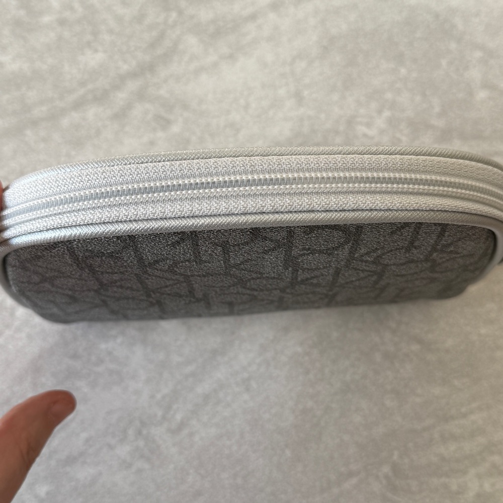 NWOT CK CALVIN KLEIN Logo Makeup Bag Cosmetic Pouch - Picture 4 of 12